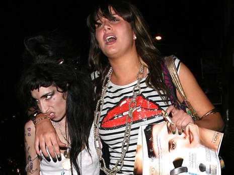 2009/05/amy-winehouse-mit-freundin-9092486-qf-templateid-renderscaled-property-bild-height-349