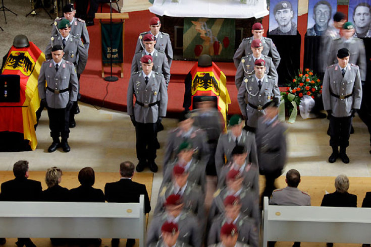 2009/08/strcdn-bundeswehr-afghanistan-beerdigung-06-fitin-735-490