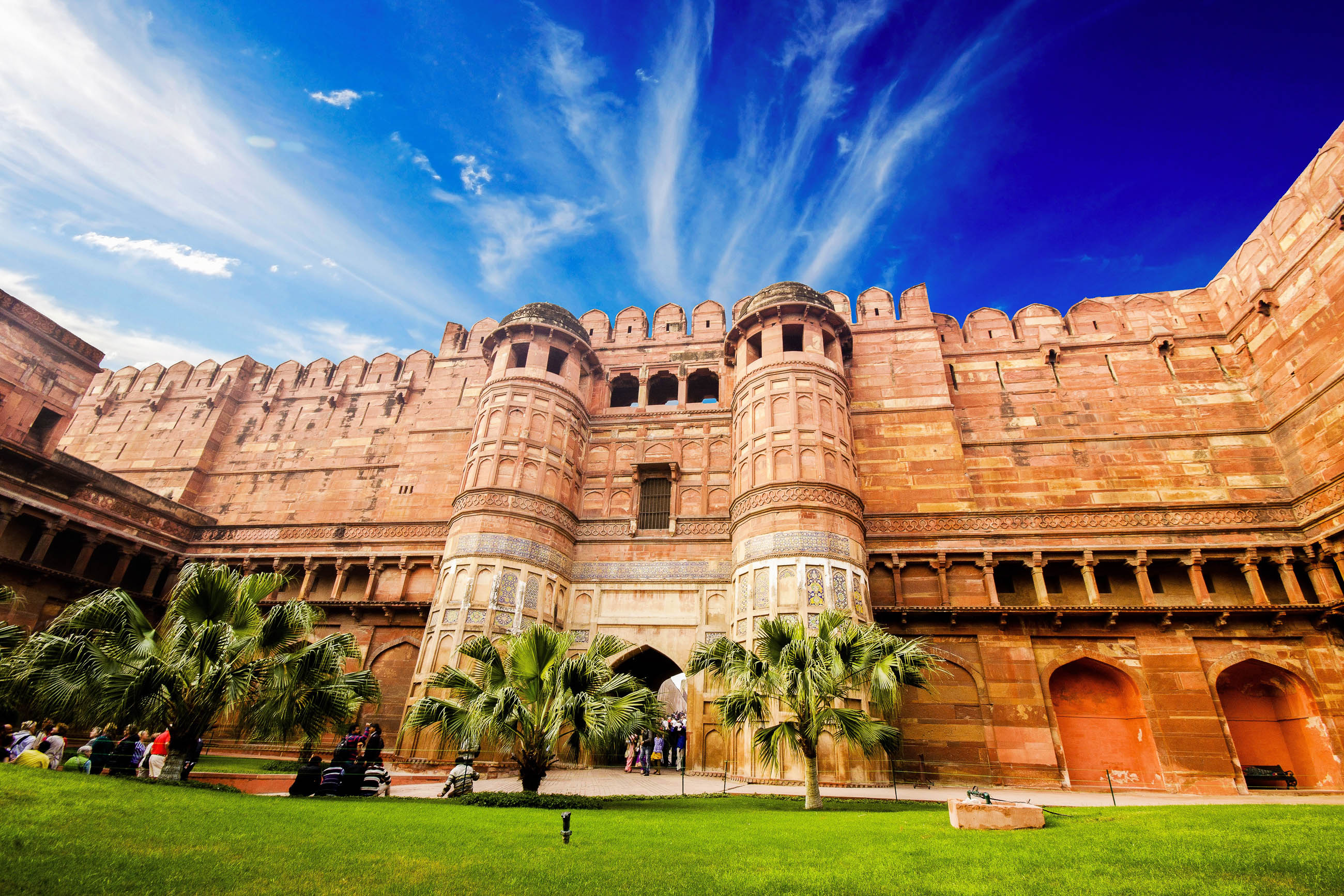 2022/06/indien-agra-prachtvolles-eingangstor-in-den-imposanten-mauern-des-roten-forts-in-agra-indien-waj-shutterstock