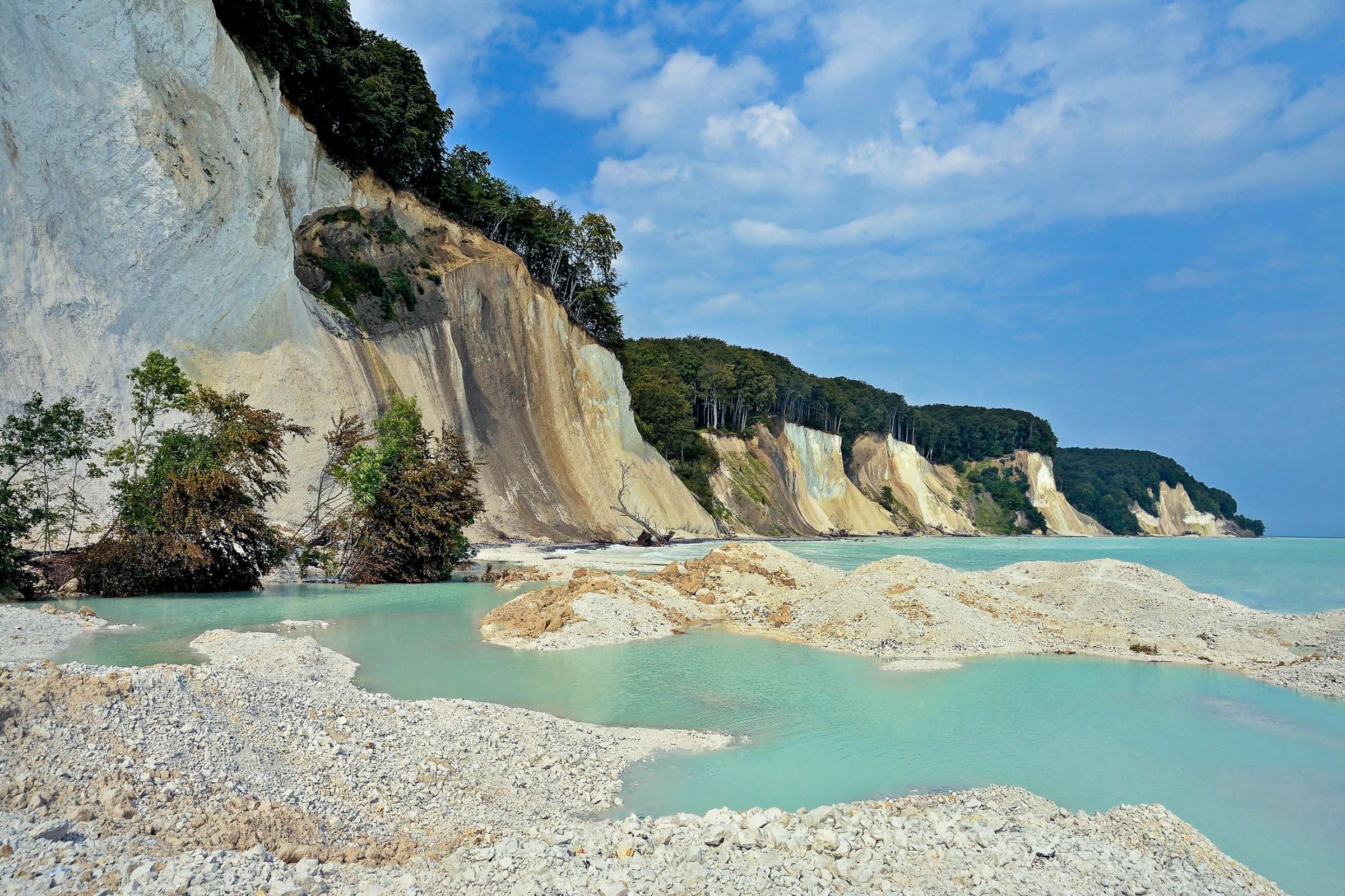 2022/07/deutschland-die-berucc88hmte-kreidekucc88ste-des-nationalparks-jasmund-auf-der-insel-rucc88gen-in-deutschland-sabine-schmidt-shutterstock-1200x800-2x