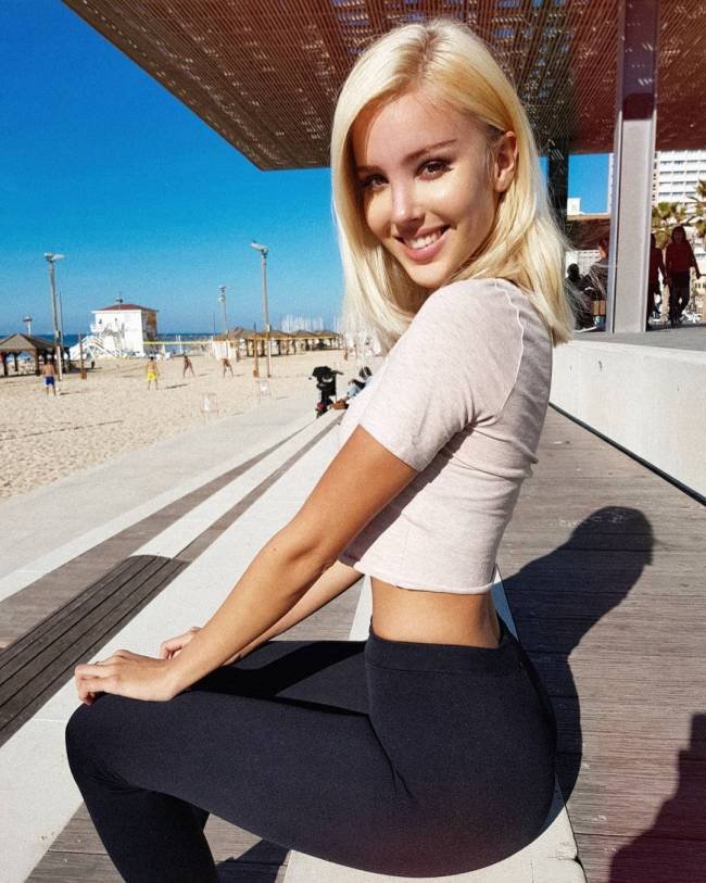 2022/07/girls-in-yoga-pants-01