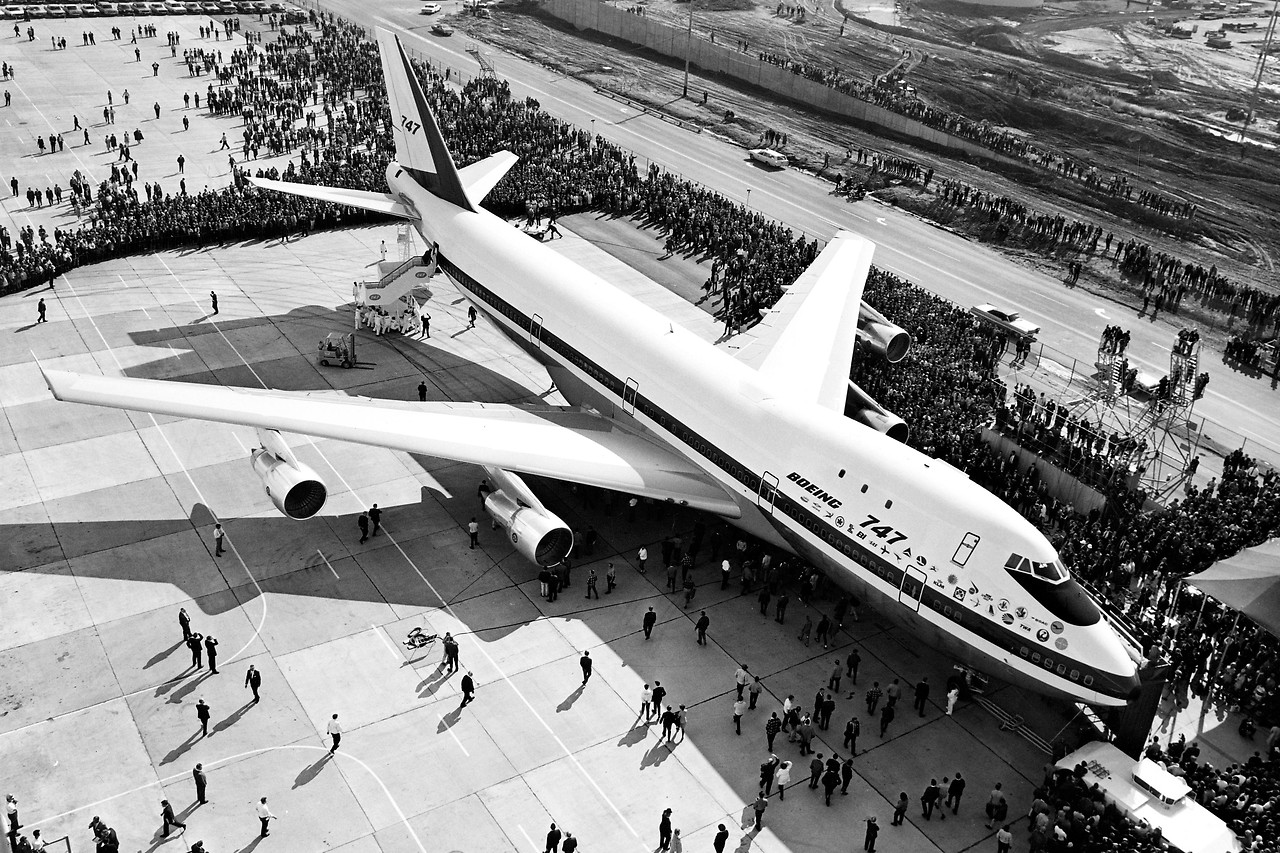 2022/08/102271-bigpicture-21128-boeing-747-jubilaeum-50-jahre-body-rollout-afp