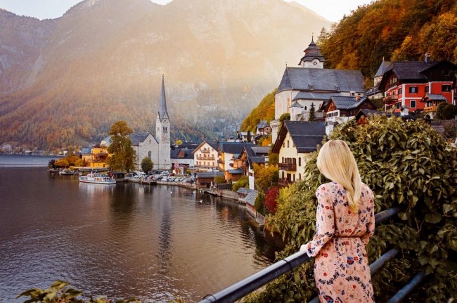 2022/08/frau-in-hallstatt-shutterstock-1257589585