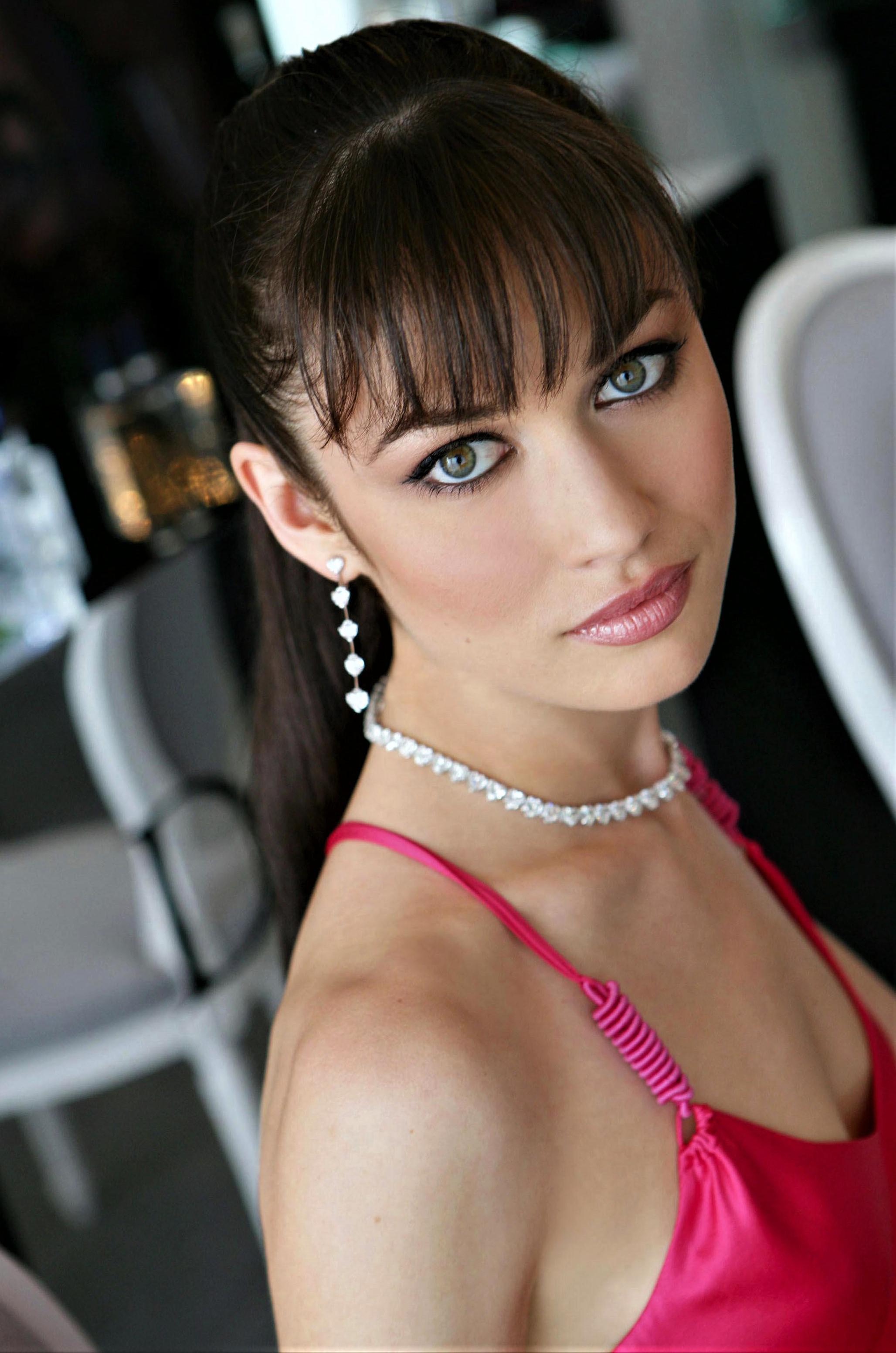 2022/09/horni-babes493-02