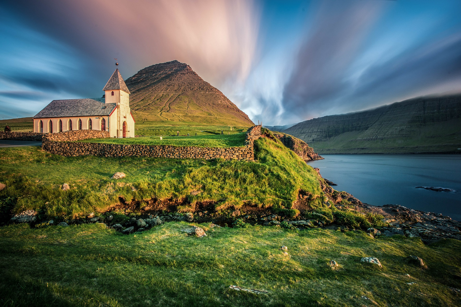 2023/03/kirche-bordoy-muli-faroeer-inseln-istock-85529207-xlarge-2