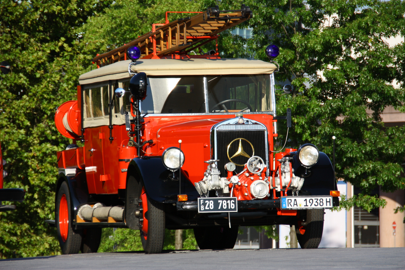 2024/04/mercedes-benz-feuerwehr-oldtimer-dca69846-5f7a-4951-bf3c-c4781295c0cc