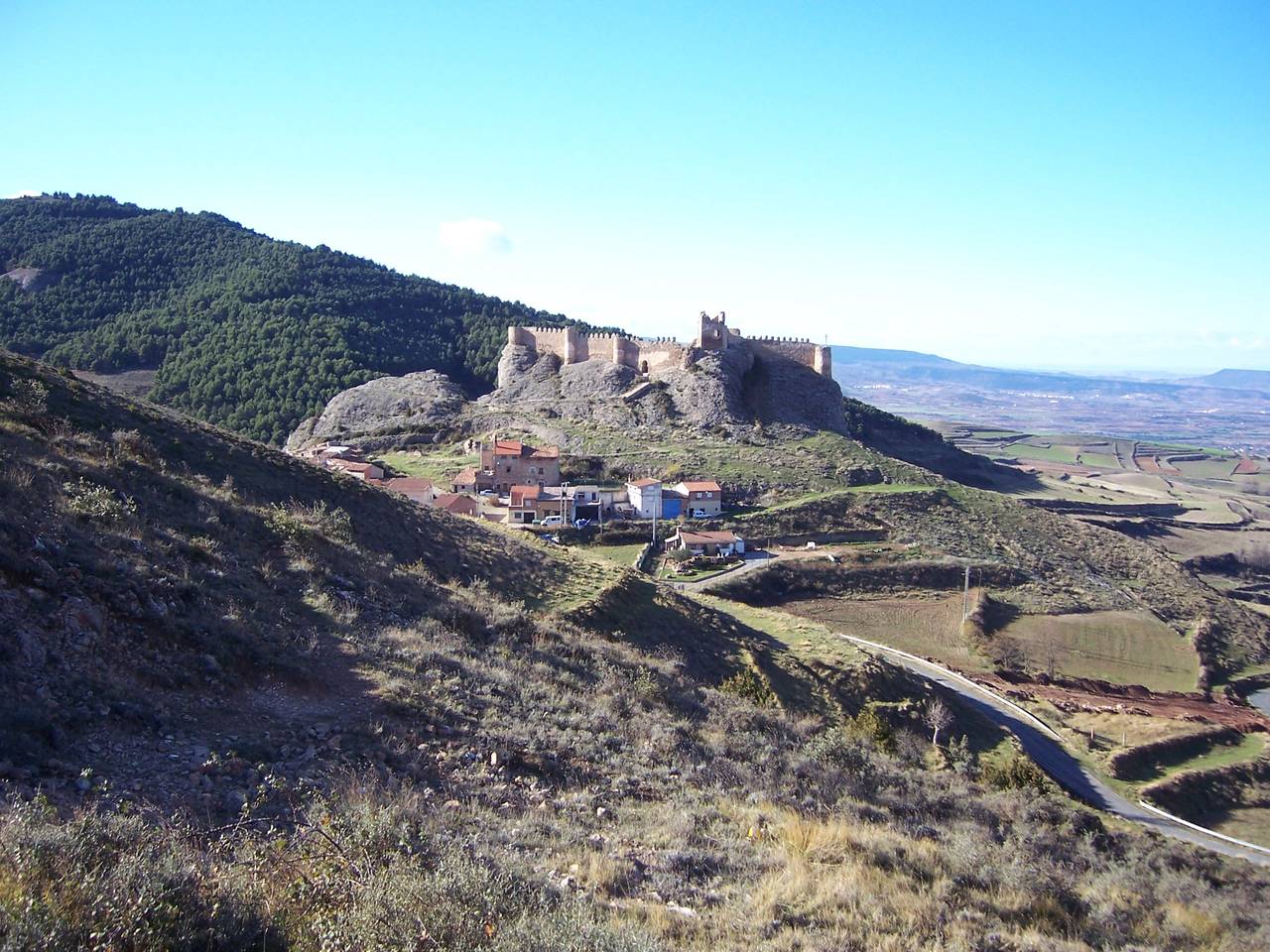 2024/05/vista-del-pueblo-de-clavijo-y-su-castillo