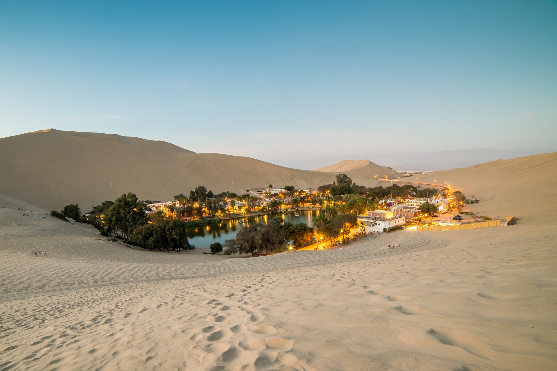 2024/07/huacachina-sandduenen-shutterstock-712190851