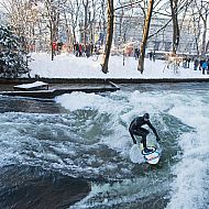 2023/01/eisbach-m-c3-bcnchen-river-surfing-winter-schnee-sonne-zuschauer